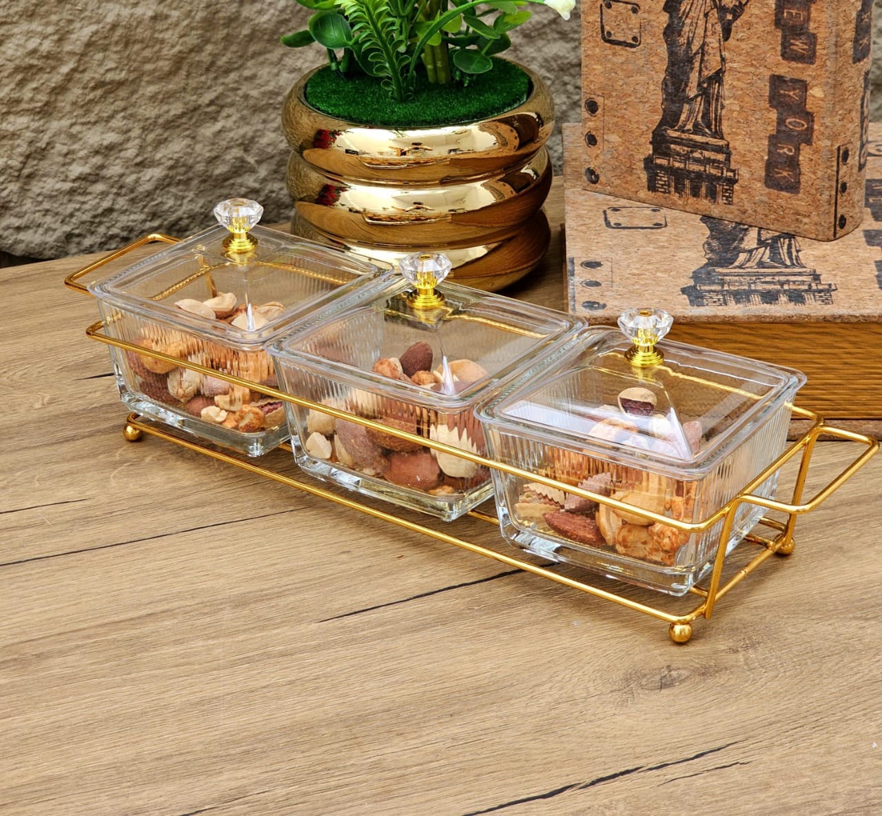 مضيفة بزورات ثلاثية مع ستاند مذهب